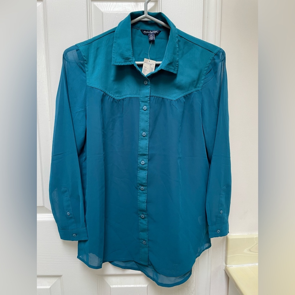 BNWT. American Eagle Women’s Button Up Shirt